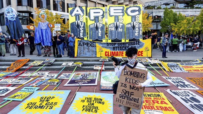 Aksi Massa Menentang KTT APEC di San Francisco Protesters march along Market Street while demonstrating against the APEC (Asia-Pacific Economic Cooperation) Summit, Sunday, Nov. 12, 2023, in San Francisco. Hundreds of business executives, foreign press and world leaders will descend on San Francisco for the highly anticipated global trade summit. (AP Photo/Noah Berger)