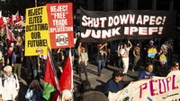 Para pengunjuk rasa berbaris di sepanjang Market Street saat berdemonstrasi menentang KTT APEC (Kerja Sama Ekonomi Asia-Pasifik), Minggu, 12 November 2023, di San Francisco. Massa bersatu dalam penolakan mereka terhadap pertemuan puncak perdagangan global yang akan dihadiri oleh Presiden Joe Biden dan para pemimpin dari hampir dua lusin negara.