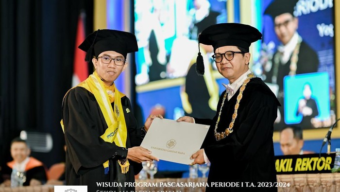 Andi Alfian wisudawan terbaik UGM dengan IPK 4,00 dan jadi perwakilan mahasiswa memberikan sambutan.