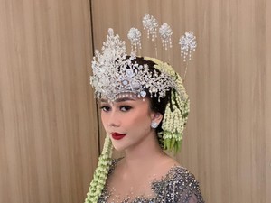 Aura Kasih Manglingi Jadi Pengantin Sunda, Cantik Pakai Kebaya & Ronce Melati