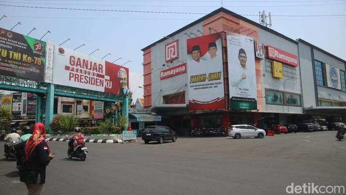 Baliho bergambar calon presiden dan wakil presiden di kawasan Alun-alun Simpang Tujuh Kudus, Selasa (14/11/2023).