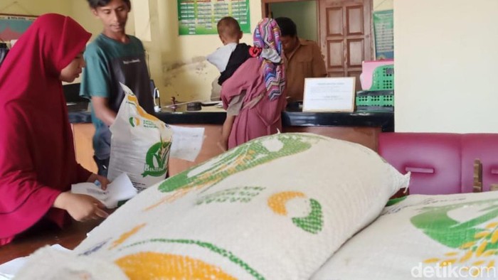 Beras bulog yang akan dibagikan ke warga
