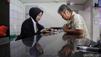 BRI juga mengedukasi masyarakat untuk menggunakan aplikasi BRImo, sehingga mereka jadi lebih mudah melakukan transaksi secara online. Aplikasi BRImo bukan hanya menyajikan fitur-fitur kemudahan untuk bertransaksi, tetapi juga bisa membuat masyarakat mengontrol keuangan atau tabungannya menjadi lebih mudah. 