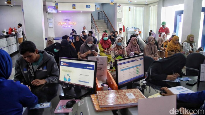 BRI Melayani Setulus Hati di Ujung Sulawesi Kantor cabang BRI hadir di ujung Sulawesi. Mereka memberikan kemudahan bertransaksi kepada warga Bulukumba, Sulawesi Selatan.