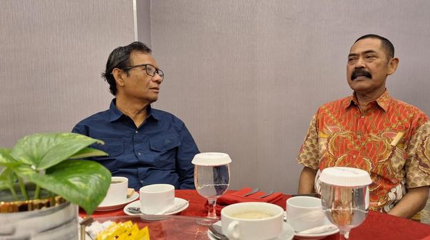 Cawapres Mahfud MD bertemu dengan Ketua DPC PDIP FX Hadi Rudyatmo di salah hotel di Kota Solo, Selasa (14/11/2023).