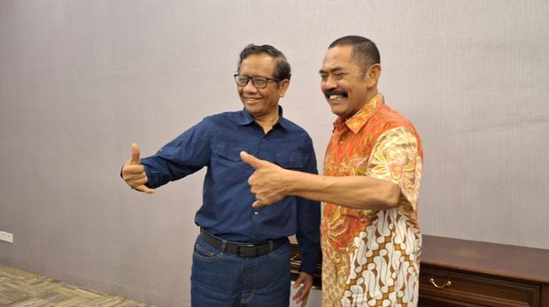 Cawapres Mahfud MD bertemu dengan Ketua DPC PDIP FX Hadi Rudyatmo di salah hotel di Kota Solo, Selasa (14/11/2023).