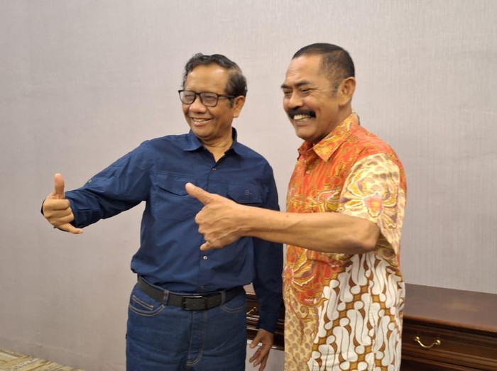 Cawapres Mahfud MD bertemu dengan Ketua DPC PDIP FX Hadi Rudyatmo di salah hotel di Kota Solo, Selasa (14/11/2023).