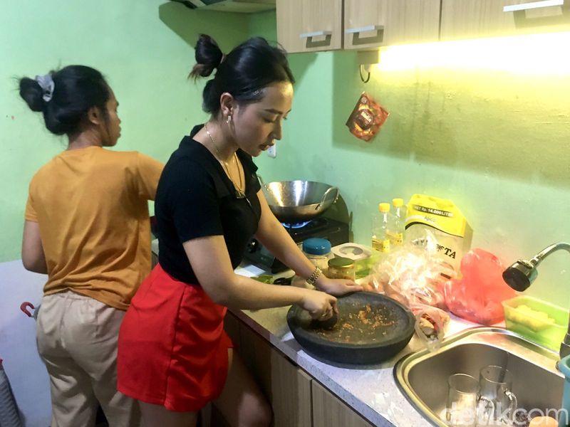 Cece Donna yang jualan penyetan di Surabaya.