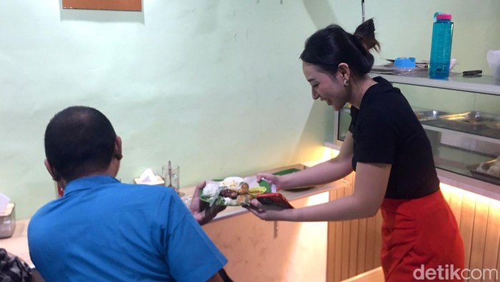 Cece Donna yang jualan penyetan di Surabaya.