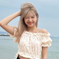 Kini Chiquita BABYMONSTER digadang-gadang sebagai penerus Lisa BLACKPINK. Keduanya memiliki kemampuan dance yang powerful dan sama-sama berasal dari Thailand. Kemiripan tersebut bahkan diakui langsung oleh bos YG Entertainment, Yang Hyun Suk dalam video introduction Chiquita. Foto: dok. YG Entertainment