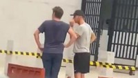 Foto itu memperlihatkan dirinya yang tampak santai. Mengenakan kaus abu-abu, celana pendek, serta topi hitam, Chris Martin layaknya turis yang ingin menikmati suasana Jakarta. (Instagram Isabella)