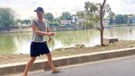 Foto Chris Martin Jalan-Jalan Tanpa Alas Kaki Jelang Konser Coldplay di Jakarta