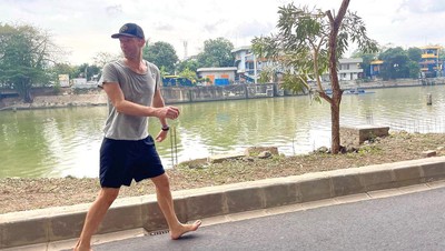 Foto Chris Martin Jalan-Jalan Tanpa Alas Kaki Jelang Konser Coldplay di Jakarta