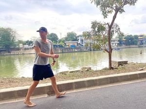 3 Aksi Viral Vokalis Coldplay: Jalan Nyeker-Sujud Cium Aspal Bandara Halim