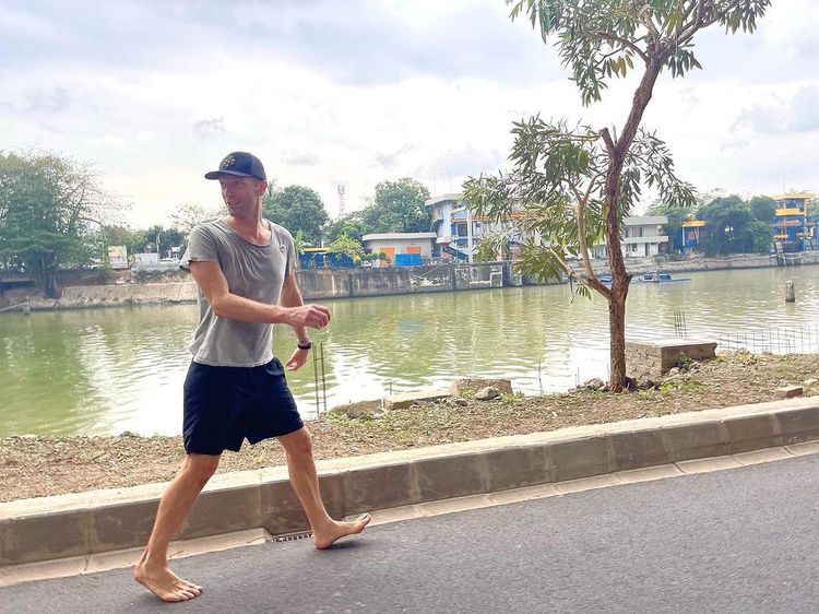 Foto Chris Martin Jalan-Jalan Tanpa Alas Kaki Jelang Konser Coldplay di Jakarta