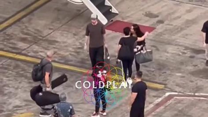 Momen Coldplay sampai di Jakarta.