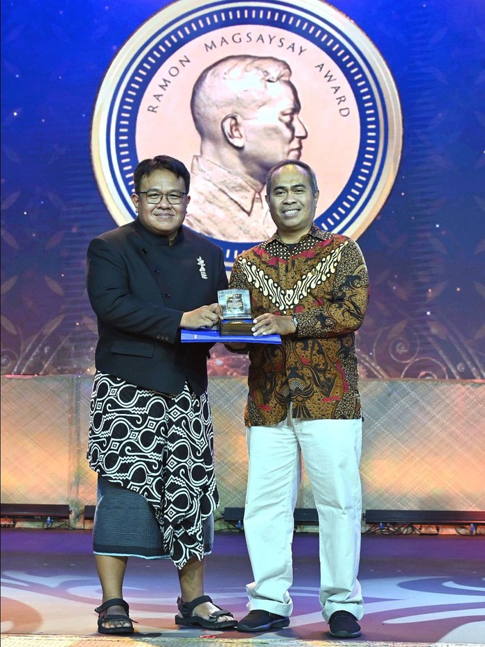 Dandhy Laksono dan Edy Purwanto mewakili Watchdoc menerima penghargaan Ramon Magsaysay 2021 di Manila, Filipina.