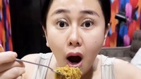 Denise juga sempat pamer momen makan mie yamin Bandung. Menurutnya enak karena tak bikin kembung. Ia pun menulis kontak jika ada netizen yang tertarik membeli. Foto: Instagram denisechariesta91