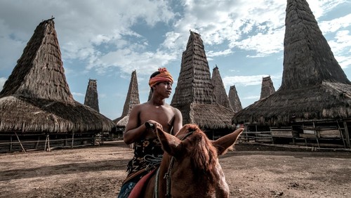 Desa Adat Ratenggaro terletak di Kecamatan Kodi Bangedo, Kabupaten Sumba Barat Daya, NTT. (Dok. Kemenparekraf/ARIEF HIDAYAT-MASDAY)