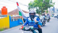 Terlihat beberapa motor mereka dilengkapi dengan bendera Palestina. Kemudian ada juga yang membawa bendera Palestina sambil mengibarkannya.
