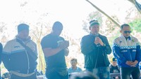 Selepas doa bersama, mereka langsung secara inisiatif menggelar donasi. Hal itu disambut antusias para keluarga besar XTC Indonesia.