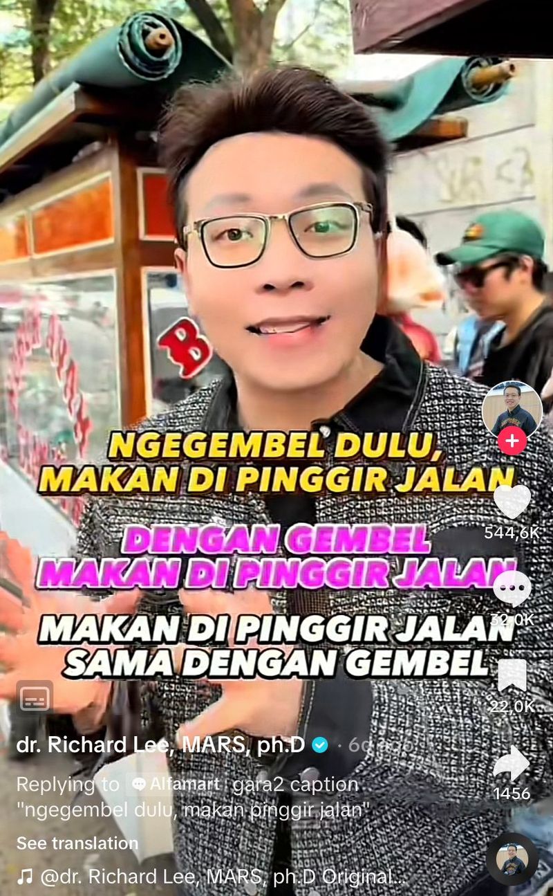 dr. Richard Lee 'Ngegembel' Makan di Pinggir Jalan, Netizen Ramai Komentar