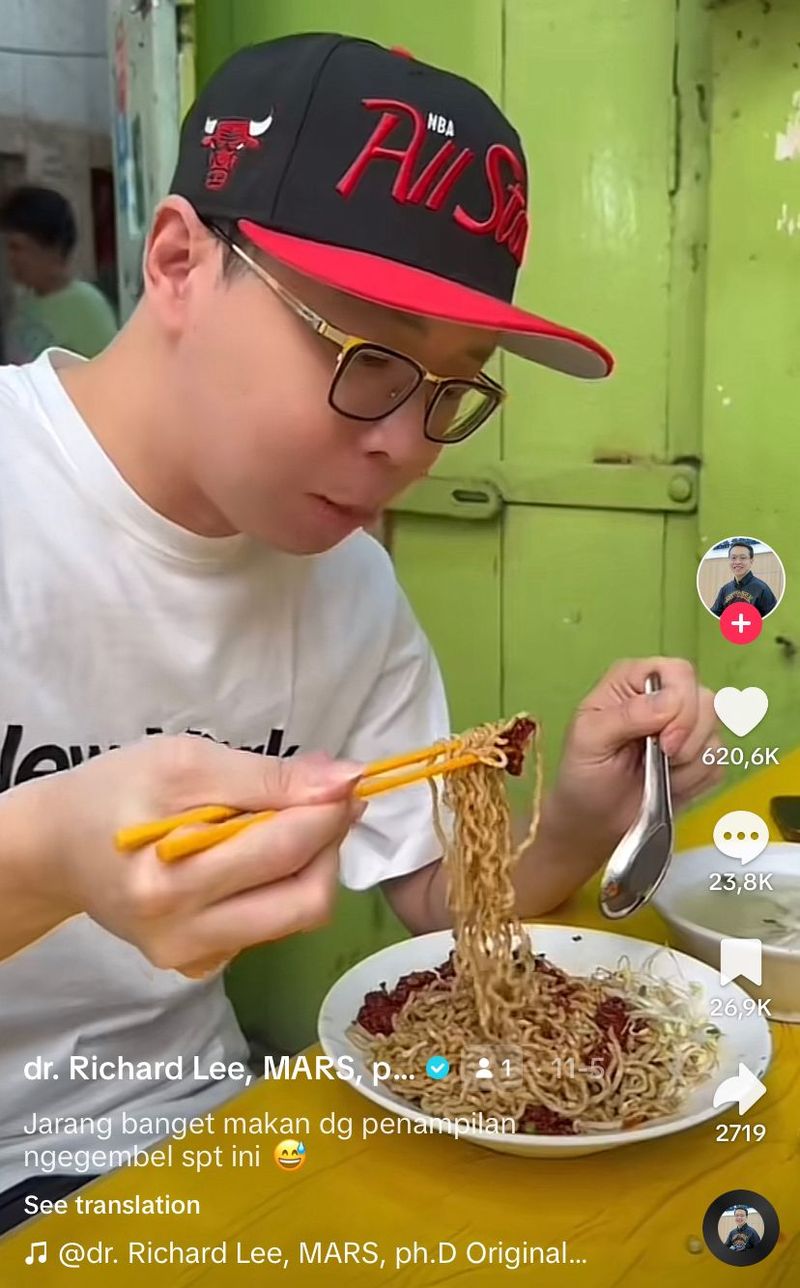 dr. Richard Lee 'Ngegembel' Makan di Pinggir Jalan, Netizen Ramai Komentar