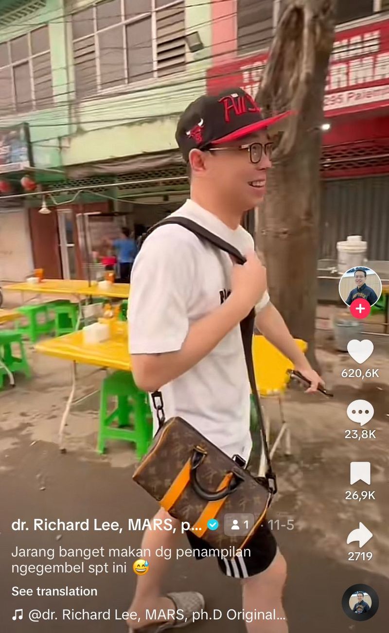 dr. Richard Lee 'Ngegembel' Makan di Pinggir Jalan, Netizen Ramai Komentar