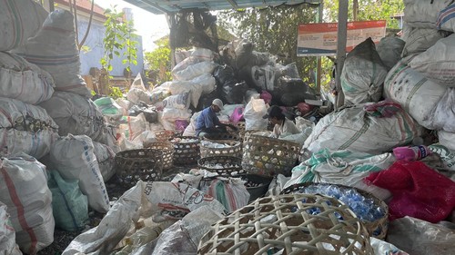 Dua pekerja Griya Luhu tengah memilah sampah di gudang, Gianyar, Bali, Senin (31/10/2023).