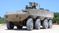 APC ini didukung oleh mesin diesel MTU turbocharged Jerman, yang menghasilkan tenaga 750 hp. Kendaraan dilengkapi dengan sistem inflasi ban sentral, yang meningkatkan mobilitas melewati medan yang sulit, seperti pasir. Ban dilengkapi dengan sistem run flat. Eitan dapat melaju dengan ban kempes sejauh 16 km. Saat ban kempes, kecepatan maksimum dibatasi hingga 50 km/jam. Foto: Ministry of Defense Israel