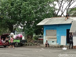 Tangis Nani Usai Eks Terminal Cilembang Tasikmalaya Dibongkar