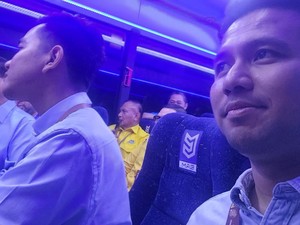 Emil Dardak Satu Kursi dengan Gibran di Bus Listrik Menuju KPU