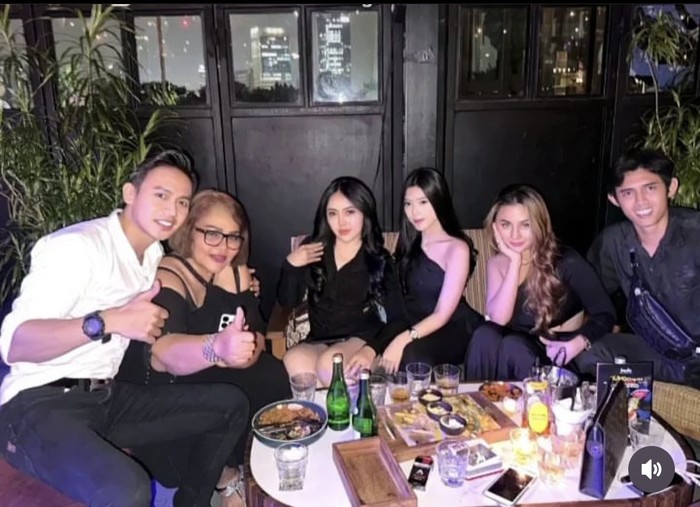 Eva Manurung, Ibu Virgoun yang Hobi Makan Bareng Keluarga dan Teman Eva Manurung, Ibu Virgoun yang Hobi Makan Bareng Keluarga dan Teman
