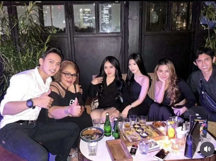 Eva Manurung, Ibu Virgoun yang Hobi Makan Bareng Keluarga dan Teman