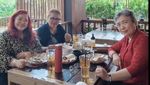 Eva Manurung, Ibu Virgoun yang Hobi Makan Bareng Keluarga dan Teman