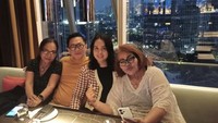 Di sebuah restoran, Eva Manurung juga menikmati makan malam bersama keluarganya. Ia makan malam di restoran dalam rangka merayakan ulang tahun menantunya. Foto: Instagram @evamanurung115
