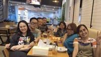 Tampaknya ini momen dimana mantan ibu mertua Inara Rusli itu sedang mengurus hak asuh cucu-cucunya. Dilihat dari keterangan foto, Eva Manurung makan bersama tim dan kuasa hukumya di restoran. Foto: Instagram @evamanurung115