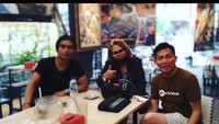 Tak hanya ngobrol tentang masalah rumah tangga anaknya, wanita 60 tahun ini juga sempat nongkrong di warung makan sambil membicarakan tentang musik. Foto: Instagram @evamanurung115