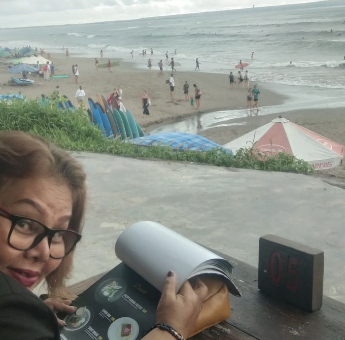 Eva Manurung, Ibu Virgoun yang Hobi Makan Bareng Keluarga dan Teman Eva Manurung, Ibu Virgoun yang Hobi Makan Bareng Keluarga dan Teman
