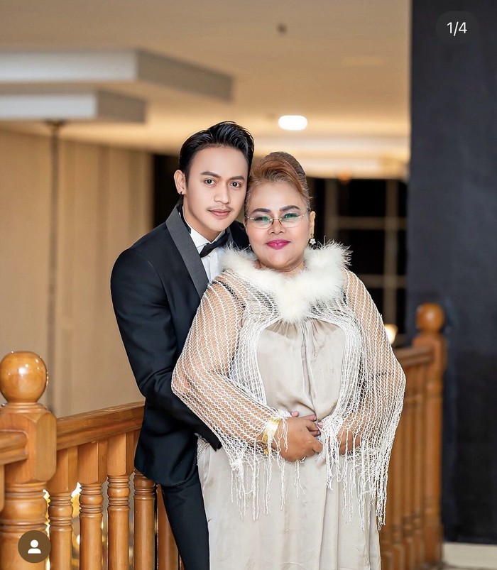 Eva Manurung, Ibu Virgoun yang Hobi Makan Bareng Keluarga dan Teman