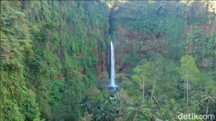 Evakuasi wisatawan cedera kaki di Air Terjun Kapas Biru Lumajang.