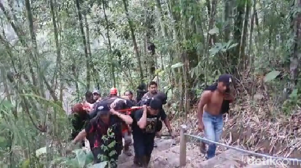 Evakuasi wisatawan cedera kaki di Air Terjun Kapas Biru Lumajang.