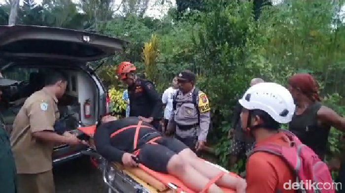 Evakuasi wisatawan cedera kaki di Air Terjun Kapas Biru Lumajang.