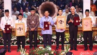 Ini momen usai ketiga pasangan capres-cawapres melakukan pengundian nomor di KPU, Jakarta, Selasa (14/11/2023).