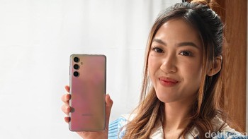 Dapur pacunya diserahkan pada Exynos 1380 yang memiliki peningkatan kinerja CPU hingga 12% lebih dan GPU hingga 18% lebih dari pendahulunya, tanpa mengorbankan daya. Diracik dengan RAM 8 GB dan ROM 256 GB bikin kinerja Galaxy M54 lancar saat multitasking maupun main game. Foto: Adi Fida Rahman/detikINET