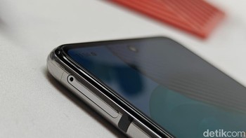 Bagian kiri ada slot SIM Card. Foto: Adi Fida Rahman/detikINET