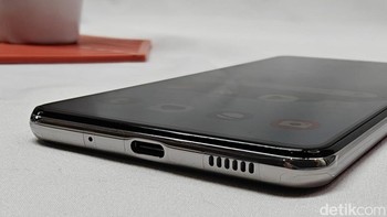 Bagian bawah ada port USB type C dan speaker. Foto: Adi Fida Rahman/detikINET