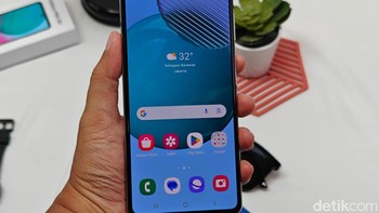 Untuk spesifikasi lainnya, Galaxy M54 menyuguhkan layar Super AMOLED 6,7 inch dengan resolusi Full HD+. Mendukung refresh rate dari 60Hz hingga 120Hz membuat scrolling terasa lebih smooth dan bebas bayangan yang membuat mata jadi lebih nyaman. Foto: Adi Fida Rahman/detikINET