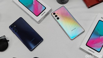 Galaxy M54 hadir dalam dua varian warna. Foto: Adi Fida Rahman/detikINET