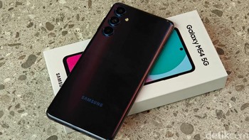 Layaknya Galaxy M34, HP ini juga dibekali baterai 6.000 mAh yang diklaim dapat digunakan untuk playback video selama 23 jam. Dilengkapi fast charging 25W membuat baterai dapat terisi 48% dalam 30 menit dan 100% buth 89 menit saja. Foto: Adi Fida Rahman/detikINET